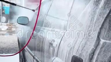 自助洗车过程慢动作视频。高压洗车机喷水